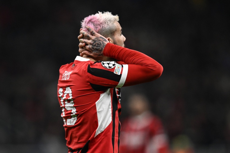 里程碑夜费耶诺德伤情更新；意大利杯清晨刷纪录；赛场秩序良好；临场指挥获称赞的简单介绍