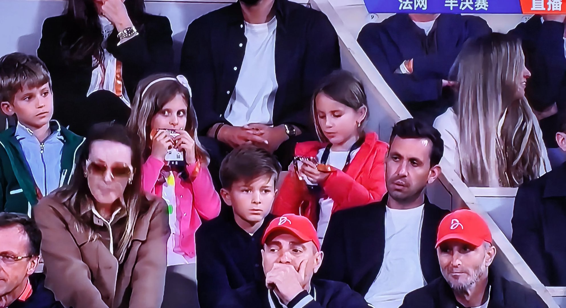 里程碑夜费耶诺德伤情更新；意大利杯清晨刷纪录；赛场秩序良好；临场指挥获称赞的简单介绍